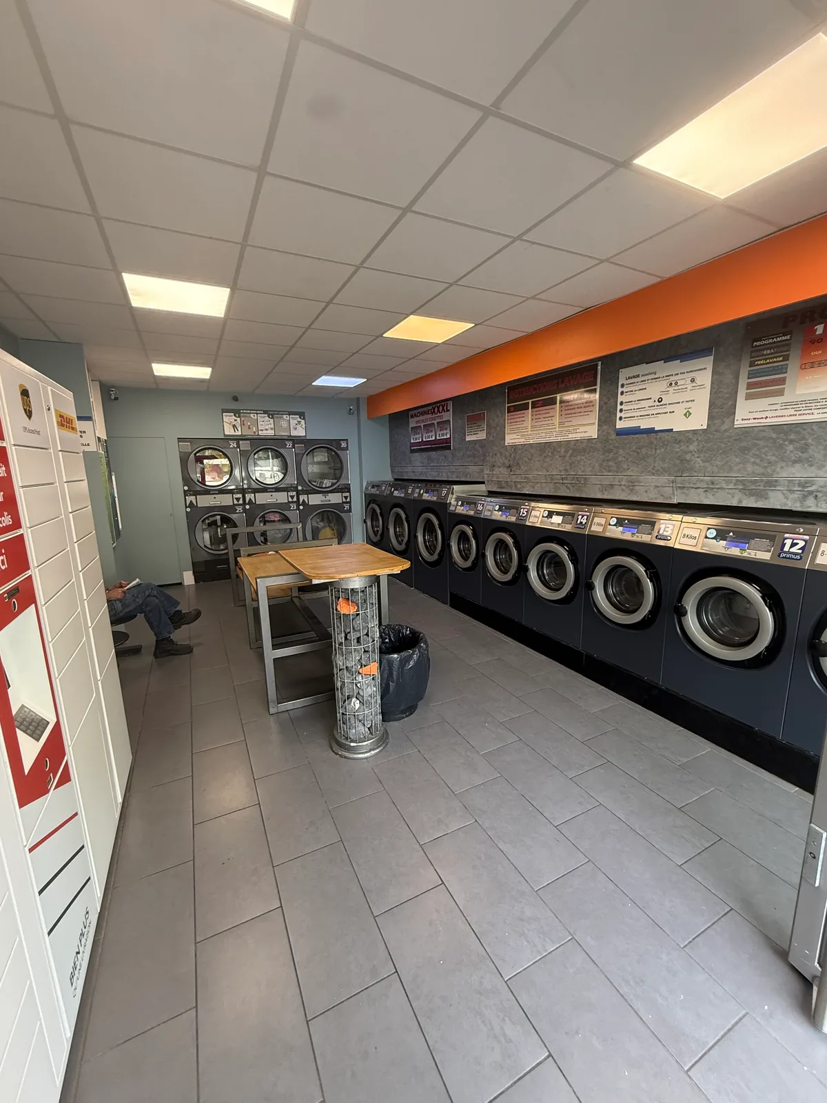La salle de la laverie et ses machines